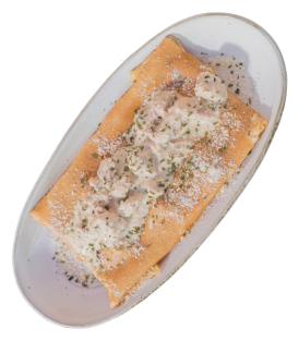 Crepe Francesa — pollo y tocineta en salsa bechamel
